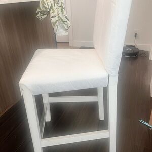 Wood, 3 bar chairs, it's like new